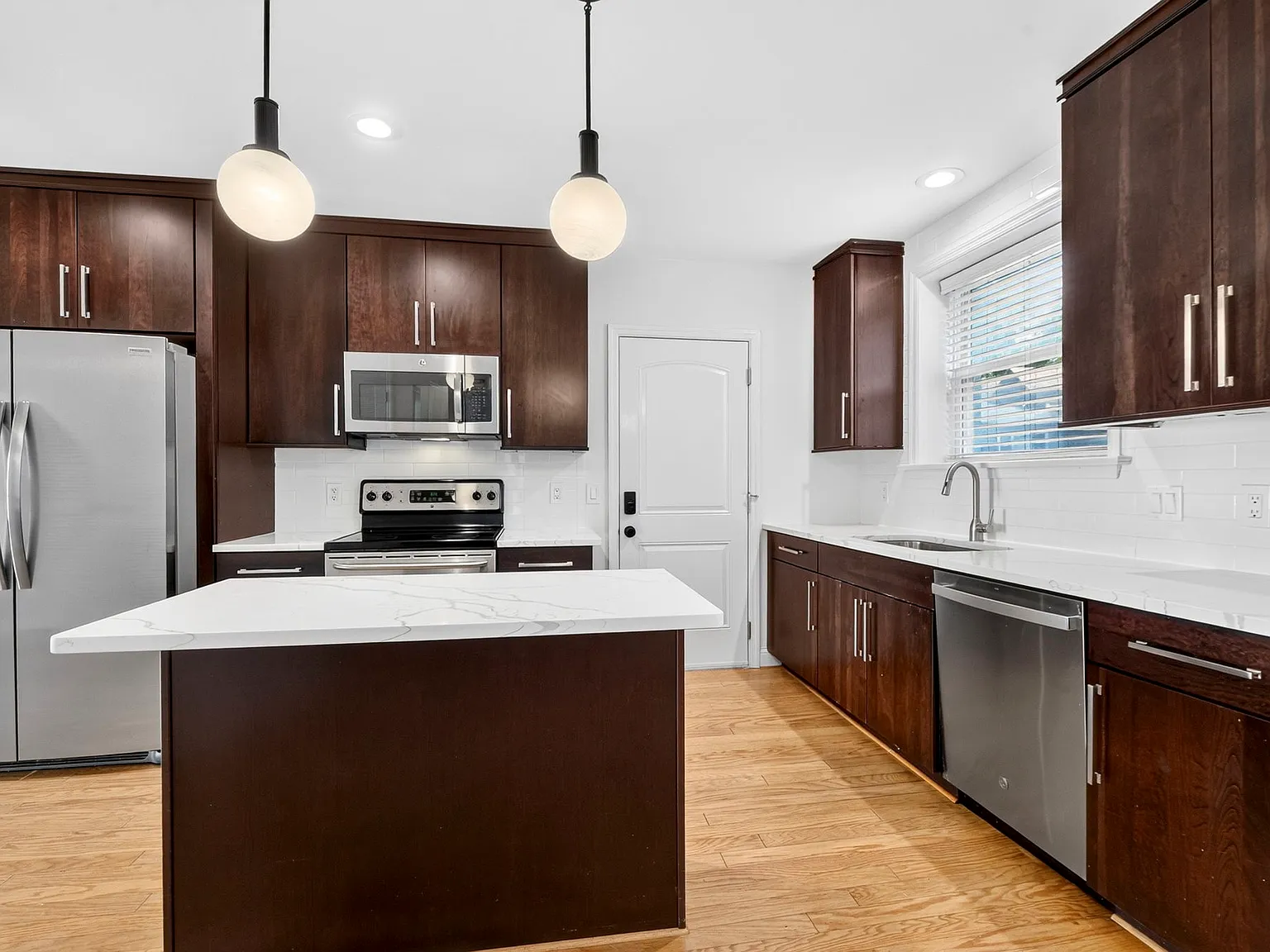 2 bed, 1200 sqft, $2,595 — Photo 3