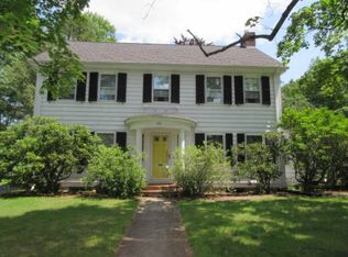 220 Quaker Ln N, West Hartford, CT 06119