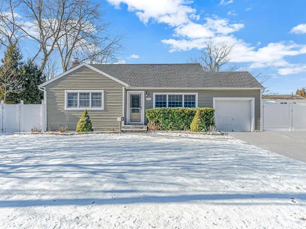 212 E 4th Street, Deer Park, NY 11729