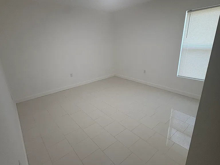 126 W Northside Dr — Photo 3