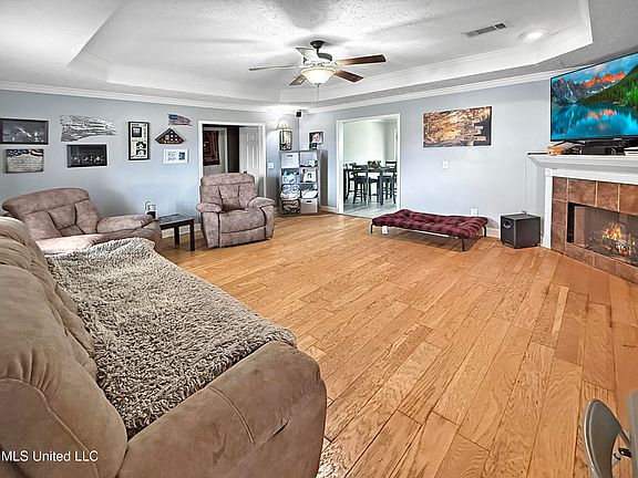 2nd image of 527 Roxbury Pl