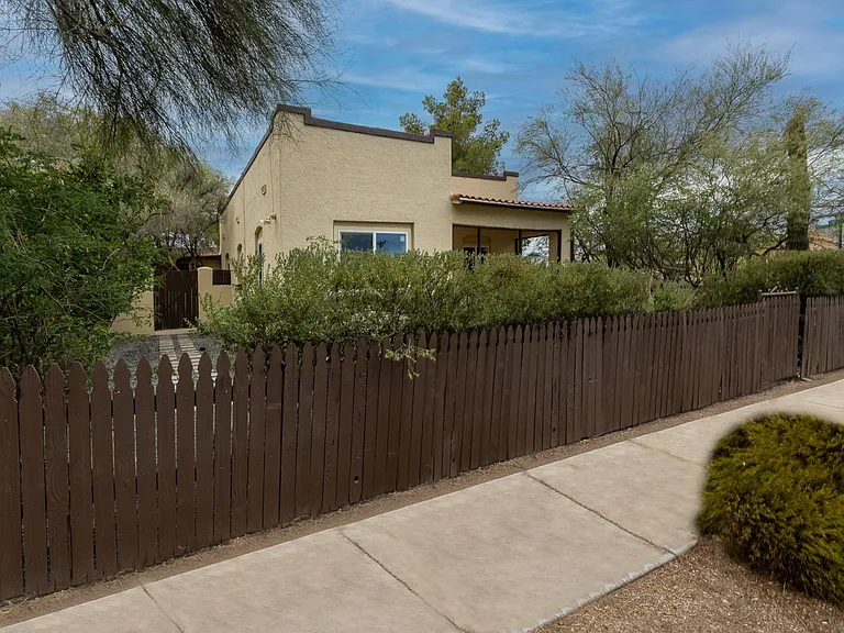 302 E Adams St — Photo 2