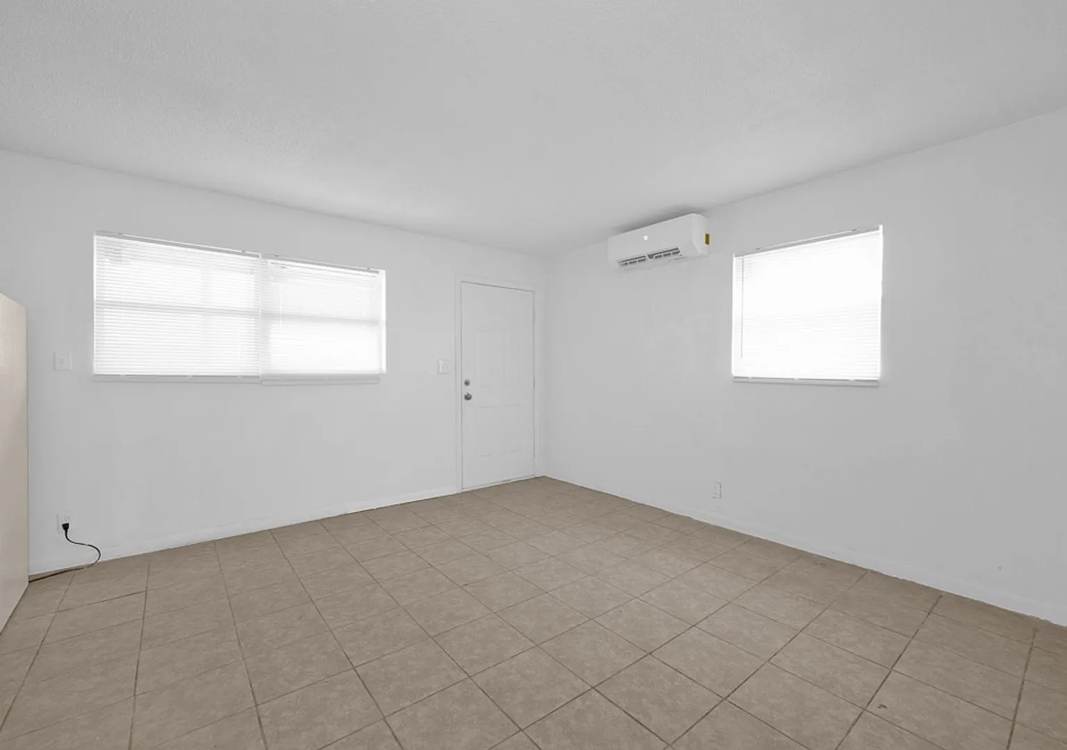 611 N MIrror — Photo 3