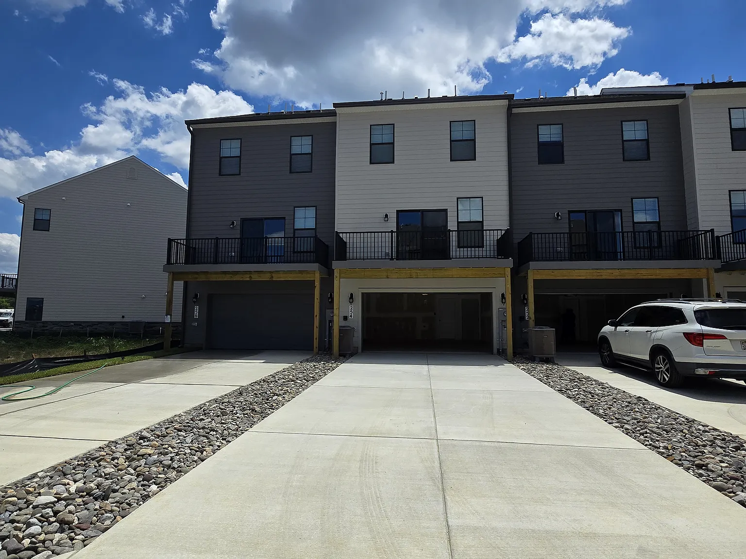 4 bed, 3.5 bath, 1962 sqft, $2,950 — Photo 3