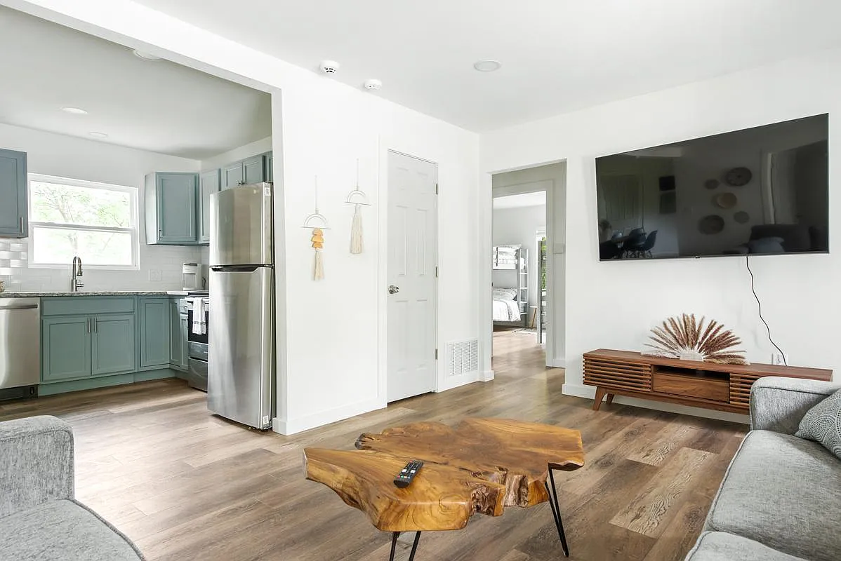 Building Photo - 2321 Muret St