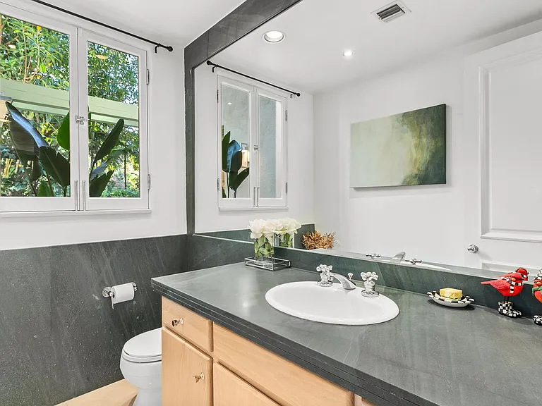 1368 N Doheny Pl — Photo 30