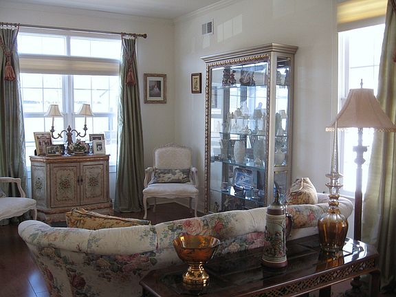 LIVING ROOM, HARDWD. FLOORMCROWN MOLDING & TRIM, HARDWD FLOOR