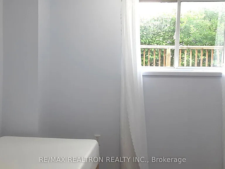 1098 Farnsborough Cres — Photo 15