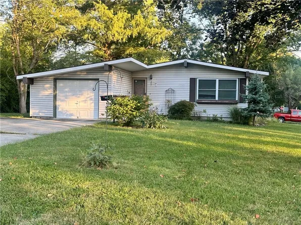 207 Pacific Dr, Belton, MO 64012