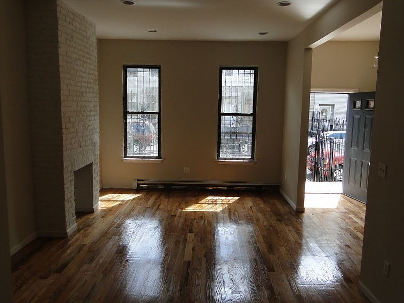 Living room & entrance