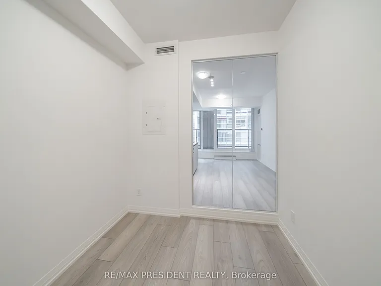 400 King St W #511 — Photo 15