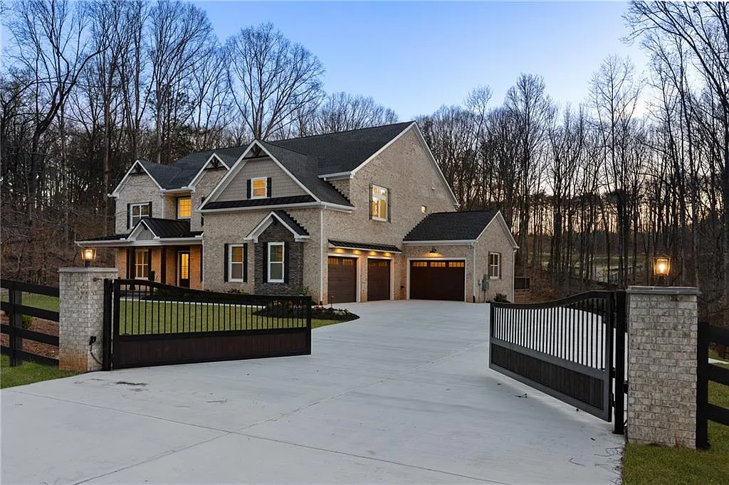 7 bed, 8.0 bath, 8392 sqft, $11,500 — Photo 3
