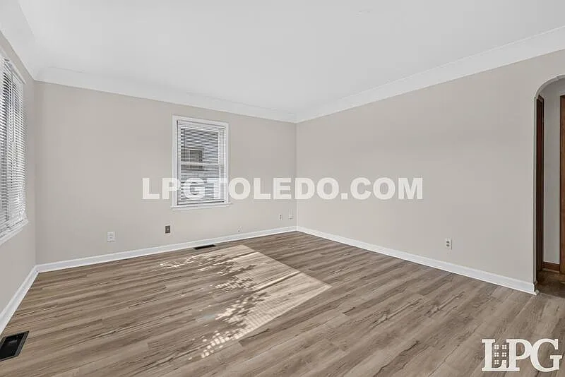 3 bed, 1.0 bath, 999 sqft, $1,225 — Photo 4