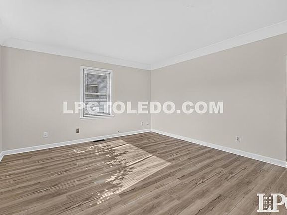 4th image of 1525 Akron St