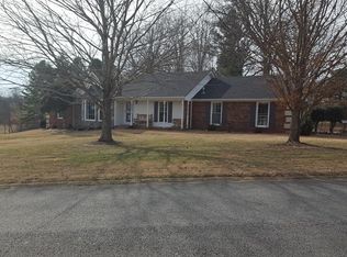 1114 Corlew Dr, Burns, TN 37029