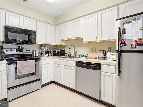 4th image of 302 Colettes Ct