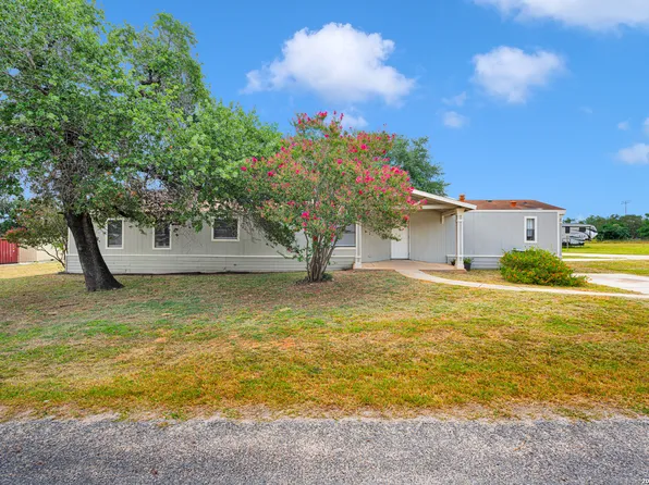 113 9th St, Natalia, TX 78059