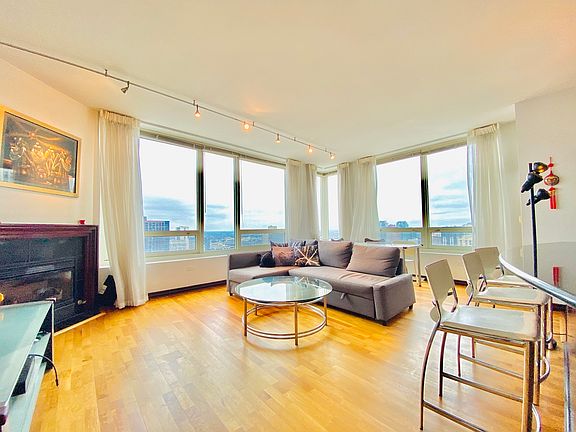 4th image of 33 W Ontario St APT 37E