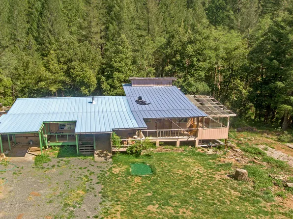 437 Little Grayback Rd, Cave Junction, OR 97523