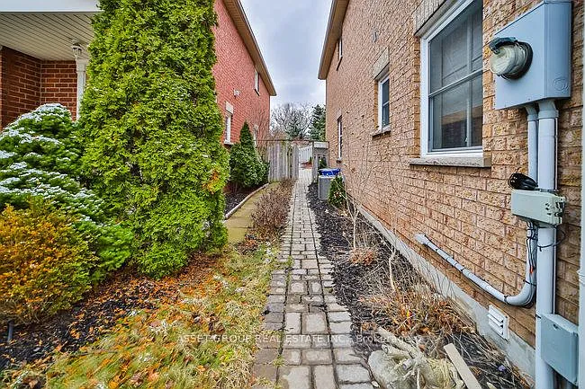 2378 Dalebrook Dr — Photo 36
