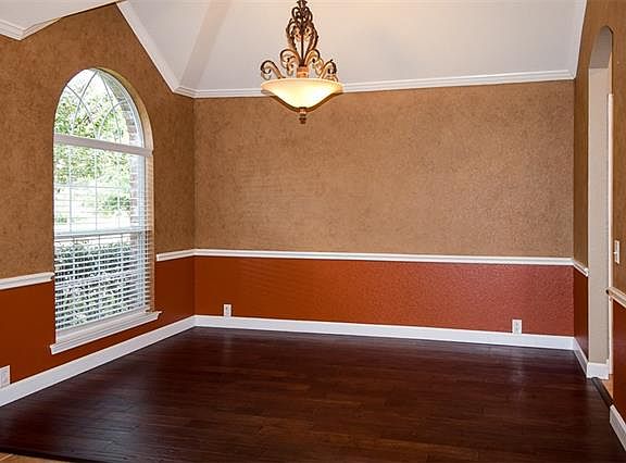 3rd image of 2461 Thorntree Dr