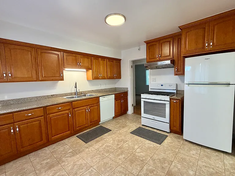 1001 Cambridge Ave — Photo 4