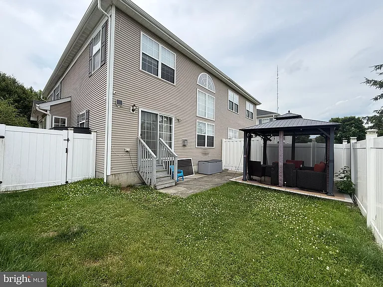 233 Fountayne Ln — Photo 4