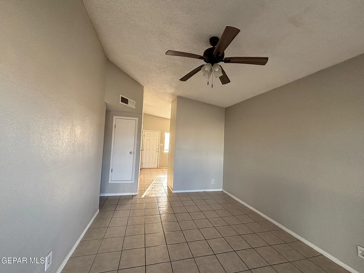 3 bed, 1.0 bath, 961 sqft, $1,275 — Photo 3