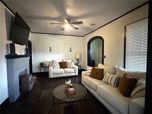 2 bed, 1.0 bath, 1540 sqft, $1,300 — Photo 2