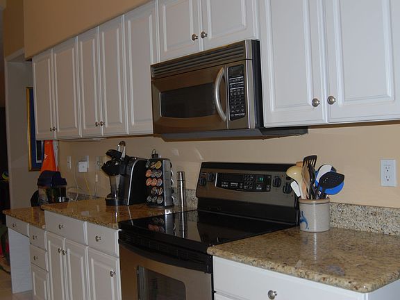 Lrg Kitchen w/stainless steel appliances & granite countertop