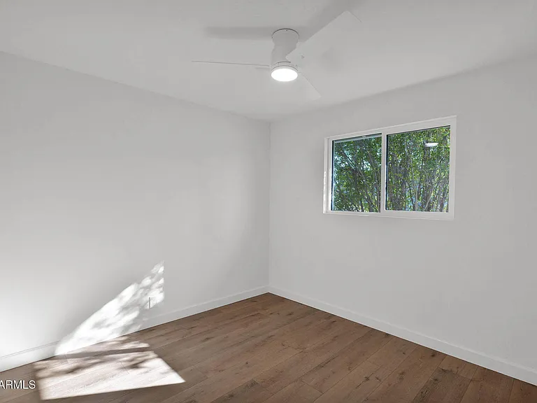 501 W Seldon Ln — Photo 31