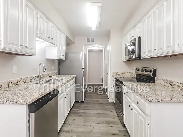 2404 Heathercrest Dr — Photo 7