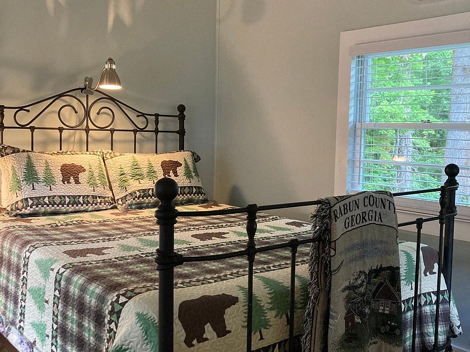 Super comfortable queen mattress with 3 inch memory foam mattress topper and soft cotton sheets with 4 different type pillows
