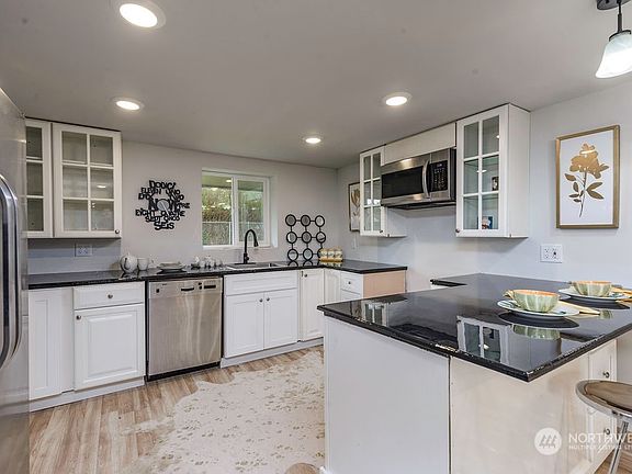 3rd image of 2111 N Pearl Street