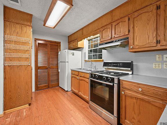 5th image of 725 Kennedy Ave