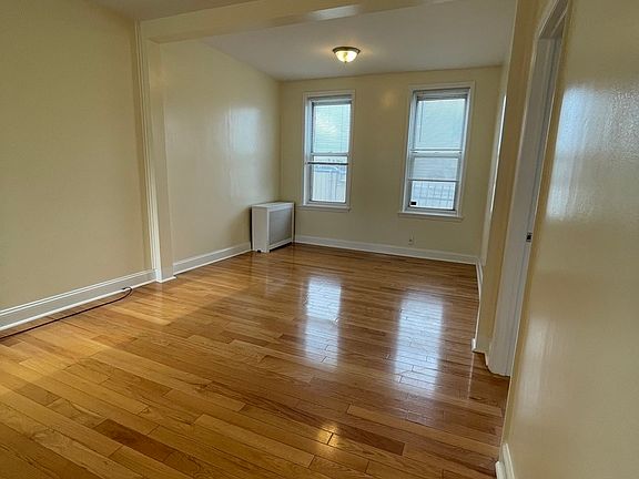 4th image of 26-08 Hoyt Ave S #3B