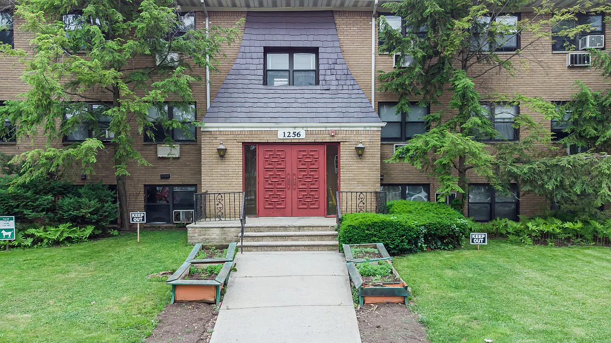 Building Photo - 1260 Waverly Pl #3