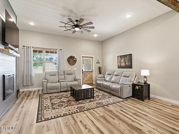 4th image of 1523 Rosewood Dr