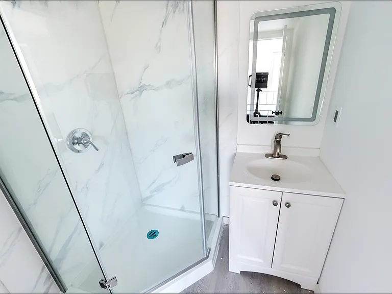 1815 W Adams Blvd — Photo 24