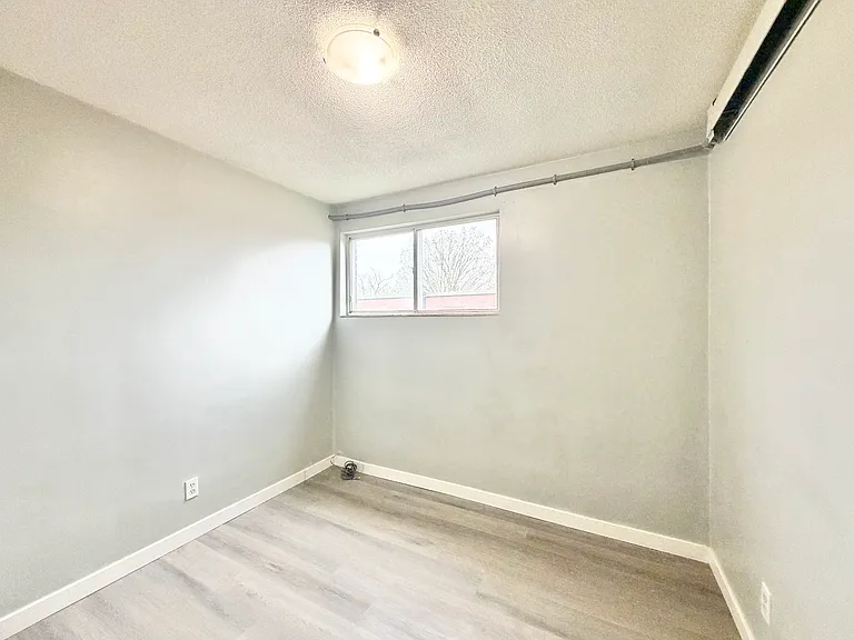 104 King Edward Ave — Photo 8