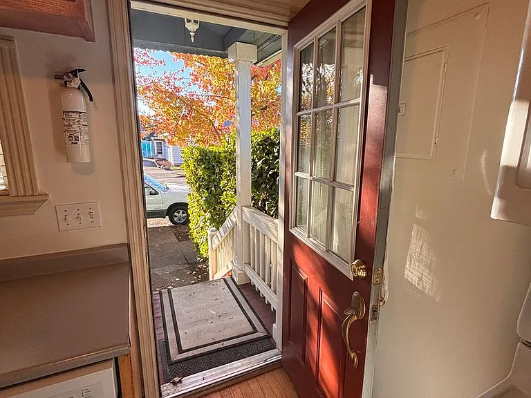 1105 1st Ave NE #2 — Photo 6