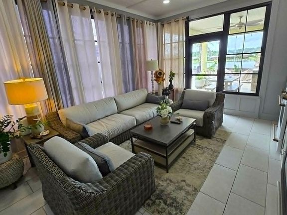 4th image of 749 Lago Way