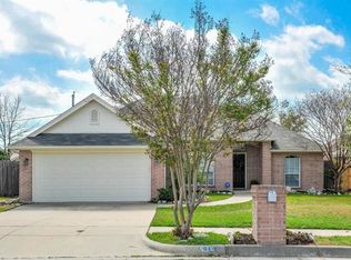 516 Meadowcrest Dr, Burleson, TX 76028
