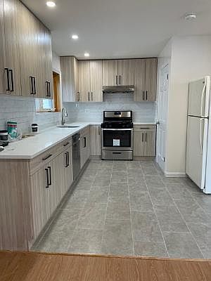 3rd image of 65 Dawson Ct