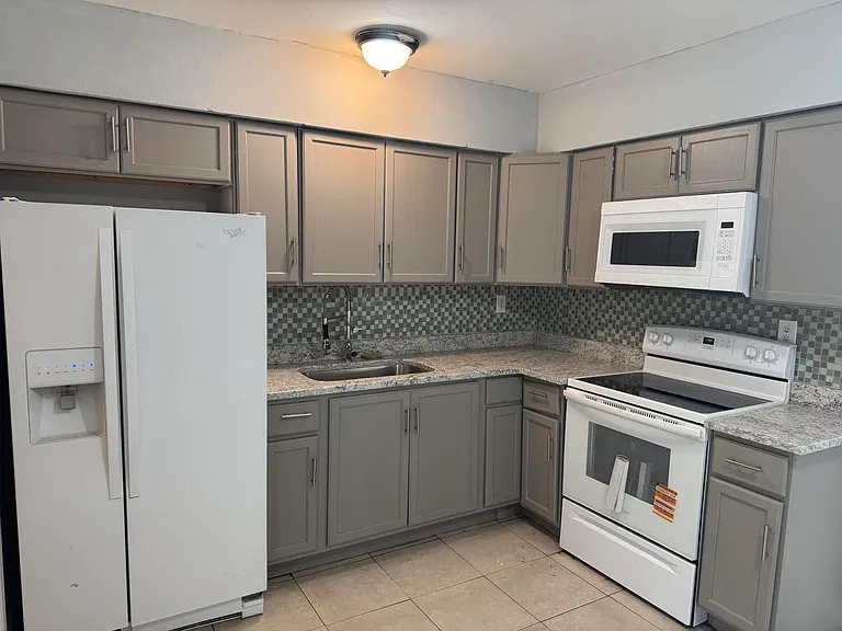 1740 SW 70th Way — Photo 7