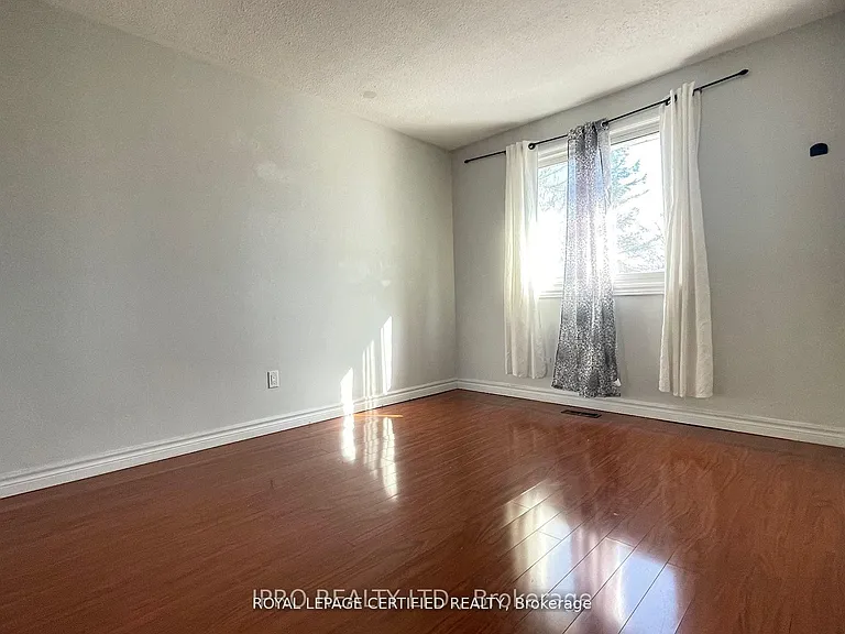 498 Daralea Hts #UPPER — Photo 9