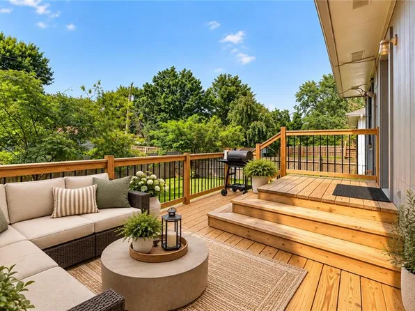 1802 Parkwood Dr, Harrisonville, MO 64701