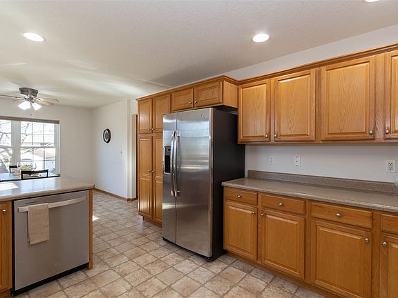 5th image of 180 Lockmoor Cir