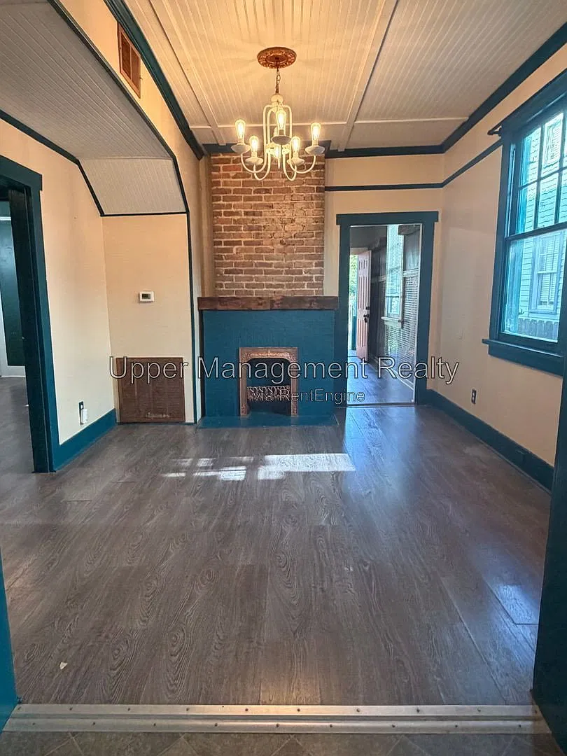 3 bed, 1.0 bath, 1200 sqft, $1,900 — Photo 4