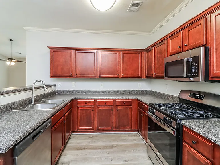 1000 Cureton Dr — Photo 11